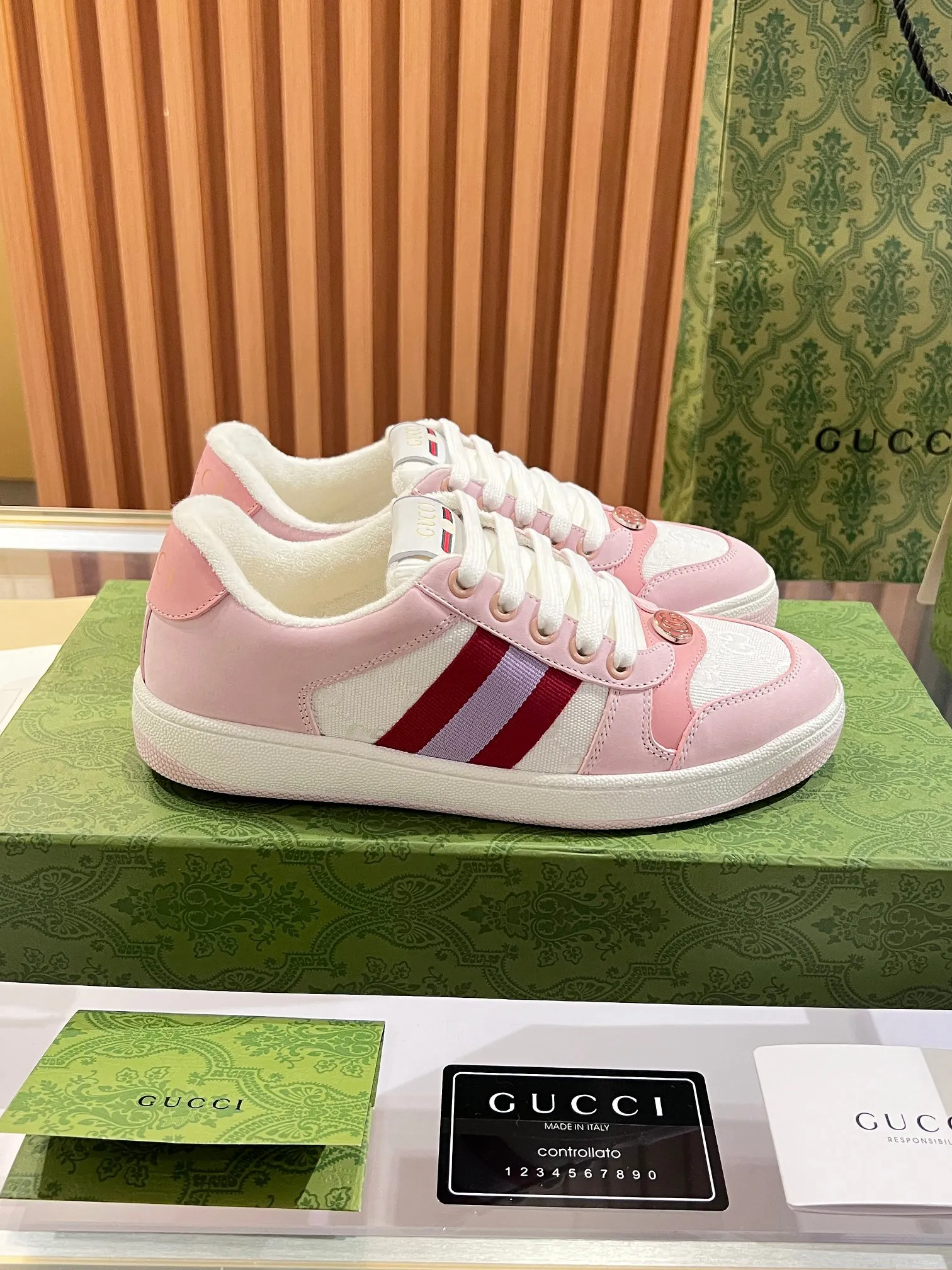 👟👟Ex-factory price 540👟👟 ⚡️Gucci Dirty Shoes Top factory quality, impeccable at the counter, the comfort is incredible. Retro distressed elements, washed retro logo on the tongue, metal double LOGO, 99% recognizable, full of Gucci elements; terry cloth lining, cowhide foot pads and 3mm latex are much more comfortable than real leather shoes. Environmentally friendly TPU wear-resistant outsole, soft and elastic. The inside of the tongue is made of imported elastic bands, which have great tension and won't strangle your feet. I don't develop the shoes without the original version. Only by getting the original version can the shoes be accurate and beat the market version instantly. Every stitch and every stitch is very tight and full. The debugging process is the most painstaking and requires no less than a hundred modifications before it is adjusted to the perfect state so that it can be worn comfortably by all foot types! Size 35-40 women’s model)